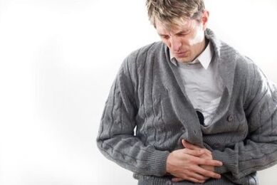 douleur dans le bas de l'abdomen chez un homme atteint de prostatite