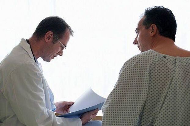 le médecin prescrit des médicaments contre la prostatite au patient